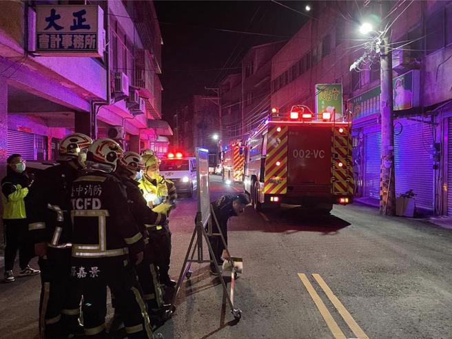 警消现场警戒并协助疏散住户。（民眾提供／宝智华台中传真）