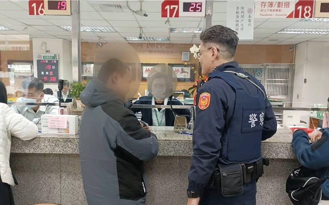 吴男误信网友沦为诈骗集团人头转匯车手，匯款时遭逮，全案依涉嫌诈欺、洗钱防制法送办。（警方提供／叶静美彰化传真）