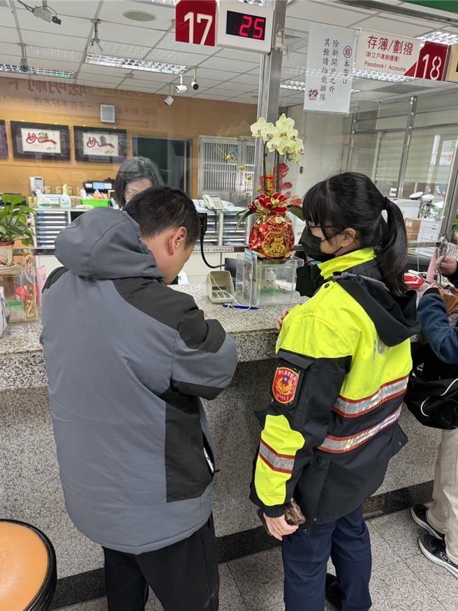 吴男误信网友沦为诈骗集团人头转匯车手，匯款时遭逮，全案依涉嫌诈欺、洗钱防制法送办。（警方提供／叶静美彰化传真）