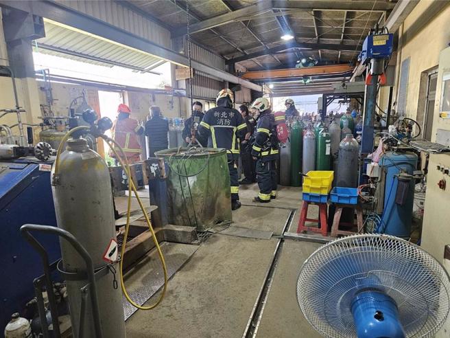 新北市莺歌区22日上午发生一起意外，2名外籍男移工在气体公司进行清除钢瓶残存气体时，疑似因未保持通风吸入一氧化碳导致昏迷送医。（翻摄画面）