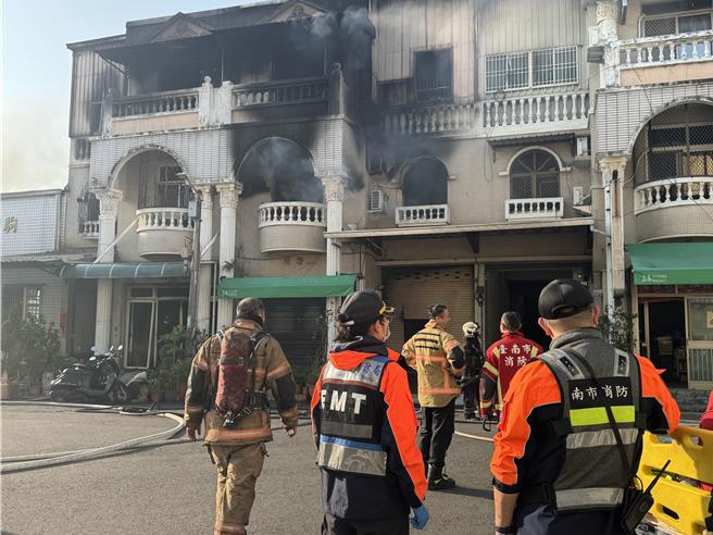 陈姓老妇人住处上午还持续闷烧。（曹婷婷摄）