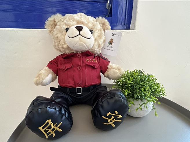 民间企业向打火英雄致敬，特制屏东专属「消防小熊」并在立法委员锺佳滨的媒合下，22日捐赠300只给屏东消防局。（谢佳潾摄）