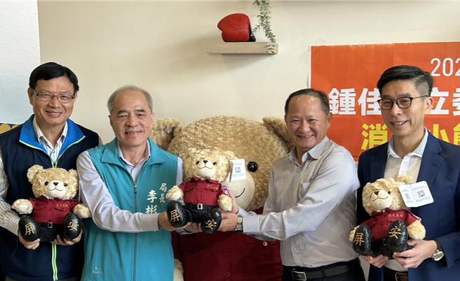 民间企业向打火英雄致敬，特制屏东专属「消防小熊」并在立法委员锺佳滨的媒合下，22日捐赠300只给屏东消防局。（谢佳潾摄）