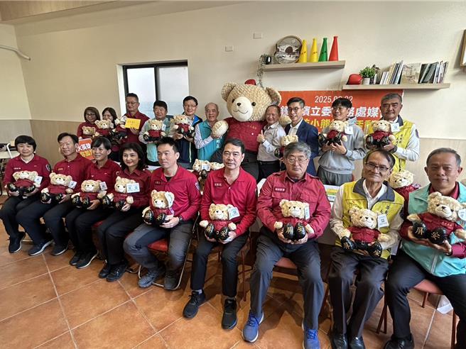 民间企业向打火英雄致敬，特制屏东专属「消防小熊」并在立法委员锺佳滨的媒合下，22日捐赠300只给屏东消防局。（谢佳潾摄）