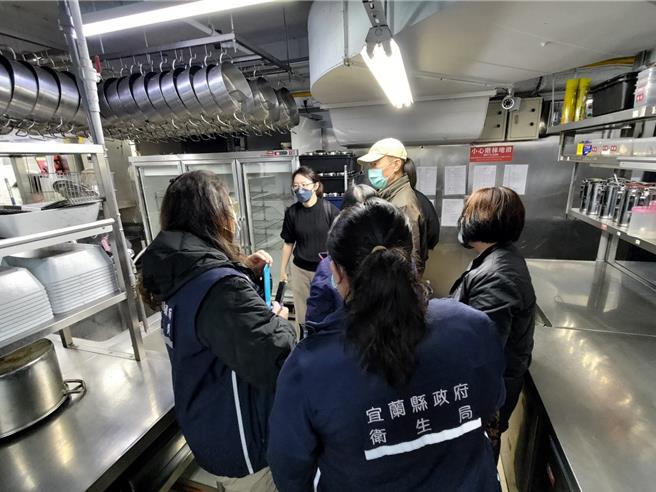 宜兰县某家火锅店发生疑似食品中毒案件，目前通报发病人数达63人，33人就医，图为疾管署与宜兰县卫生局共同至该火锅店调查。（图／宜兰县卫生局）