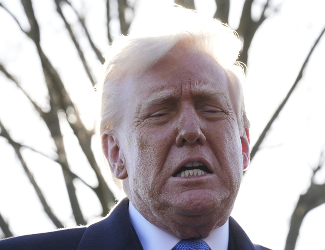 美国总统川普21日离开白宫，前往纽泽西（New Jersey）前，向媒体记者发表谈话的神情。（美联社）