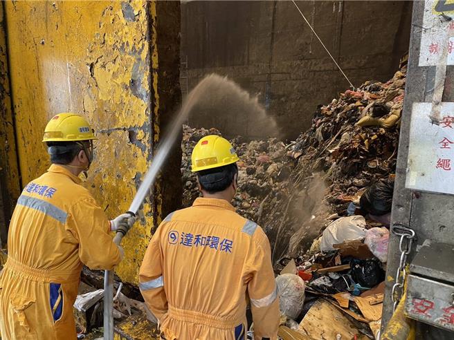 人员紧急应变洒水降温。（高雄市环保局提供／林雅惠高雄传真）