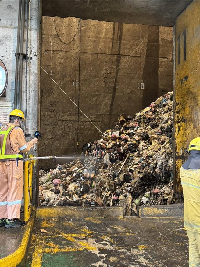 人员以科学仪器量测无异常。（高雄市环保局提供／林雅惠高雄传真）