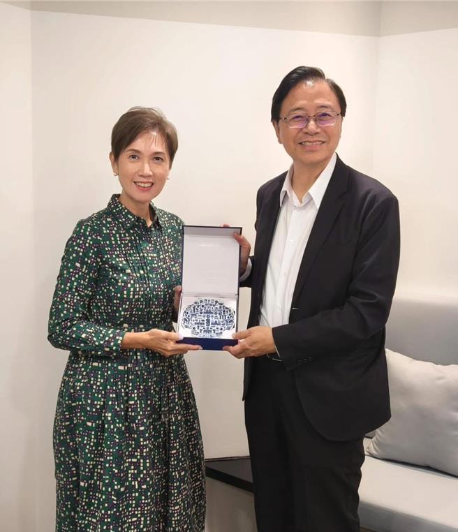 桃園市長張善政21日率團訪問新加坡數碼發展與新聞部，張善政與部長楊莉明交流，也是台灣首位與楊會面的我國地方首長。雙方就如何將AI結合政務運用分享心得。期盼未來與星國在智慧城市發展、數位轉型及人才培育方面有許多交流合作的空間。（桃園市政府提供）