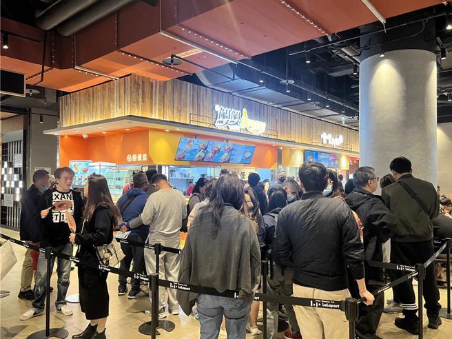 南港LaLaport开幕第3天碰到周末，B1美食街大排长龙，有民眾大喊「午餐排到变晚餐」。（张珈瑄摄）