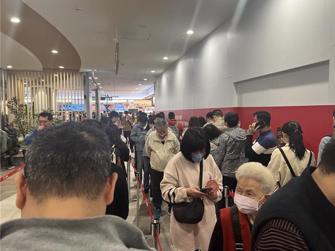日本超市LOPIA外头拉起红龙，大批民眾排队进场，记者实测需花15分钟以上才能进入。（张珈瑄摄）