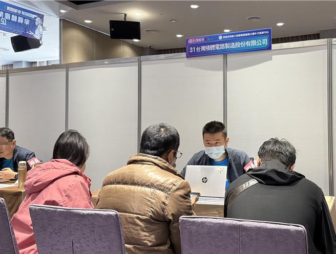 朴子市就业服务中心今天大型徵才活动，台积电招募技术人员面谈求职者。（朴子就服中心提供／廖素慧嘉县传真）