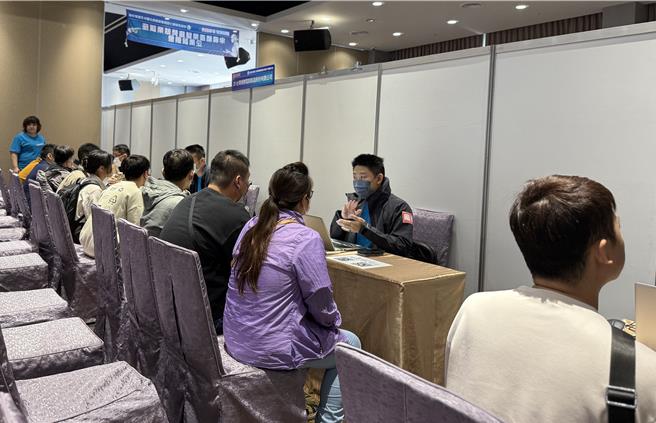 台积电招募技术人员，面试官与坐整排的求职者面谈。（朴子就服中心提供／廖素慧嘉县传真）