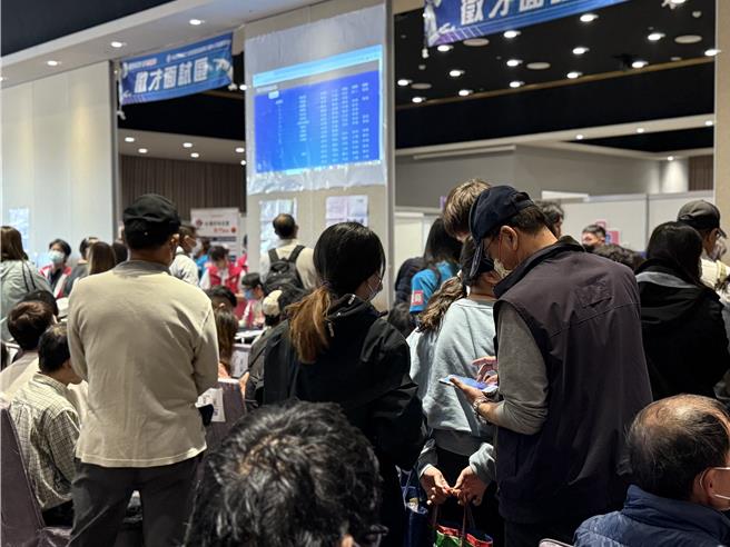 朴子市就业服务中心今天大型徵才活动，人潮满满。（朴子就服中心提供／廖素慧嘉县传真）