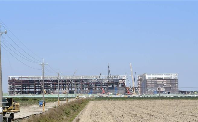 台积电在嘉义科学园区新建Cowos先进封测厂，日夜赶工，进度明显。（廖素慧摄）