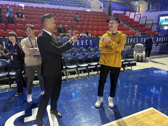 卢峻翔(右)一身便服现身，害人差点以为他不打了。(黄及人摄)