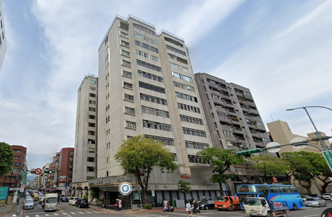 台北「幸运大厦」落磁砖雨伤2人，所有权人遭重罚30万元。（翻摄自google map）