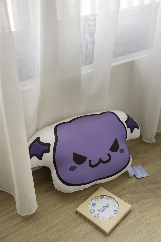 「RO仙境传说主题房」专案加赠《RO仙境传说》造型抱枕、杯垫及德阳舰园区门票，4人入住专案价7999元起。（图／禧榕轩大饭店）