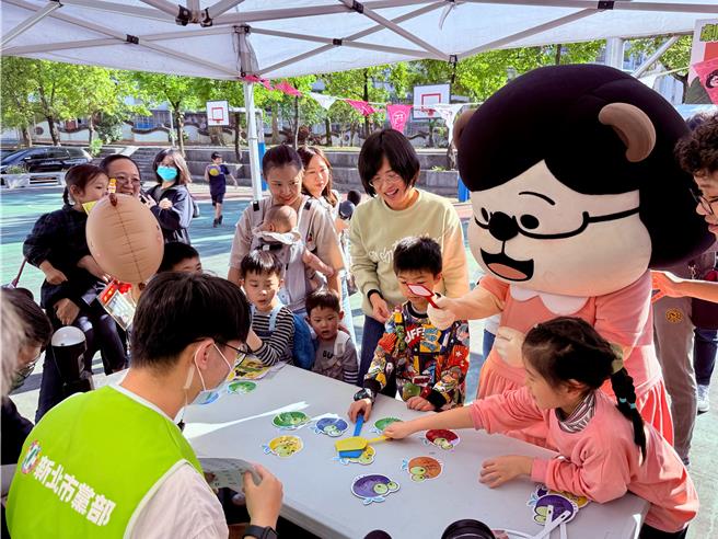 民进党新北市党部22日于汐止举办2025年首场亲子活动「剧团FUN疯日」。（陈慰慈摄）