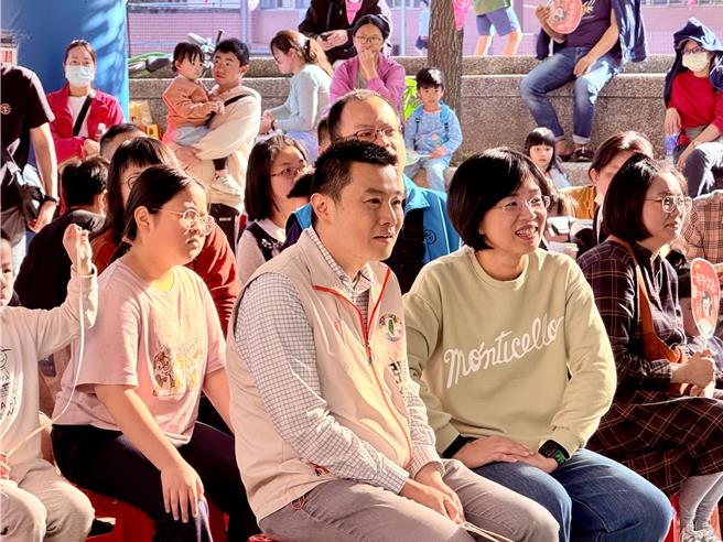  早已表态角逐2026新北市长的民进党立委苏巧慧（前排左二）22日出席新北市党部于汐止举办的2025年首场亲子活动「剧团FUN疯日」时表示，她一向的态度就是继续努力，让自己成为更强的候选人。（陈慰慈摄）