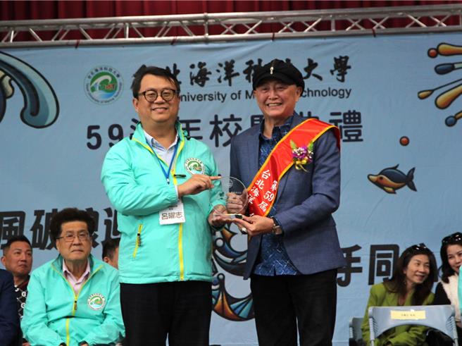 李國超（右）獲選台北海洋科技大學傑出校友。（台北海洋科技大學提供）