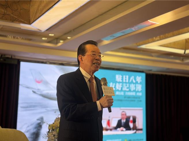 總統府資政謝長廷於22日在高雄福容飯店舉辦《駐日八年台日友好記事簿》新書發表會。（洪靖宜攝）
