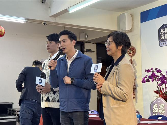 民间自组的「恶罢退散志工团」22日在国民党台中市党部举办「反恶罢平安法会」，蓝委廖伟翔批，绿营推动修法、国会改革等统统「在路上」，永远不会到终点。（潘虹恩摄）