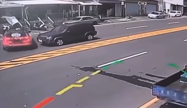 台东今(22)日举办「加速赛」，岂料有驾驶前往加油站途中，因脚卡到油门发生暴衝交通事故。（图／翻摄自脸书爆废公社）