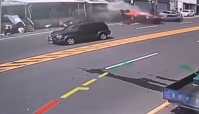 台东今(22)日举办「加速赛」，岂料有驾驶前往加油站途中，因脚卡到油门发生暴衝交通事故。（图／翻摄自脸书爆废公社）