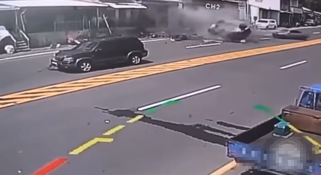 台东今(22)日举办「加速赛」，岂料有驾驶前往加油站途中，因脚卡到油门发生暴衝交通事故。（图／翻摄自脸书爆废公社）