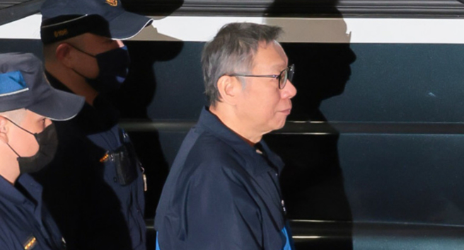 台北地院20日提讯柯文哲（右一）进行诉讼争点整理及延押讯问，柯深夜还押北所。（资料照，郭吉铨摄）