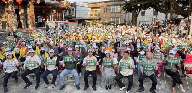 全台大罢免进入白热化阶段，民进党立委许智杰22日下午在高雄旗山鲲洲宫举办「顾台湾、顾未来」宣讲活动，邀请同样有意角逐2026年民进党高雄市长初选的立委邱议莹、赖瑞隆等人站台助讲。（林雅惠摄）