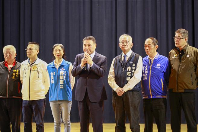 2025年3月22日苗栗县／国民党于22日下午在苗栗市举行反罢免问政说明会，朱立伦与党籍立委谢龙介、徐巧芯亲自到场支持苗栗县立委邱镇军与陈超明。苗栗县长锺东锦强调若民进党的罢免运动成功，将对台湾的民主造成倒退，这在全球民主国家中是极为罕见的。（吕丽甄摄）