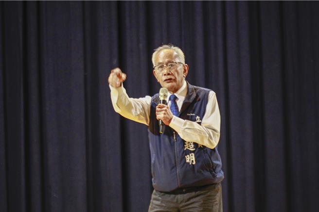 2025年3月22日苗栗县／国民党22日下午在苗栗市举行反罢免问政说明会，朱立伦率党籍立委谢龙介、徐巧芯到场力挺苗栗县立委邱镇军与陈超明。立委陈超明批评民进党罢免为政治霸凌，强调国民党为苗栗争取建设经费。（吕丽甄摄）