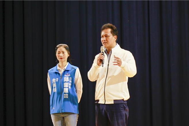 2025年3月22日苗栗县／国民党22日下午在苗栗市举行反罢免问政说明会，朱立伦率党籍立委谢龙介、徐巧芯到场力挺苗栗县立委邱镇军与陈超明。立委邱镇军(右)指出，罢免行动干扰立法院监督功能，并警告民进党走向专制，呼吁民眾团结反对罢免，捍卫台湾民主与未来。（吕丽甄摄）