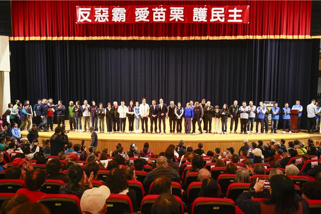 国民党22日下午在苗栗市举行反罢免问政说明会，朱立伦率党籍立委谢龙介、徐巧芯到场力挺苗栗县立委邱镇军与陈超明。朱批评民进党发动的罢免行动为政治操作，并强调国民党推动的《财政收支划分法》为苗栗争取每年137亿元预算，呼吁选民投下「不同意罢免」票，支持为地方争取权益的立委。（吕丽甄摄）