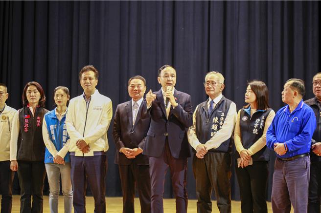 国民党22日下午在苗栗市举行反罢免问政说明会，朱立伦率党籍立委谢龙介、徐巧芯到场力挺苗栗县立委邱镇军与陈超明。朱批评民进党发动的罢免行动为政治操作，并强调国民党推动的《财政收支划分法》为苗栗争取每年137亿元预算，呼吁选民投下「不同意罢免」票，支持为地方争取权益的立委。（吕丽甄摄）