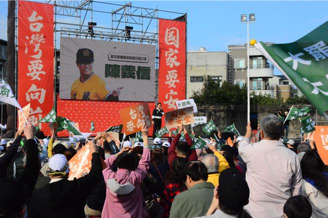 民進黨發起「人民是頭家」政策宣講今來到花蓮開講，現場湧入人潮。（王志偉攝）