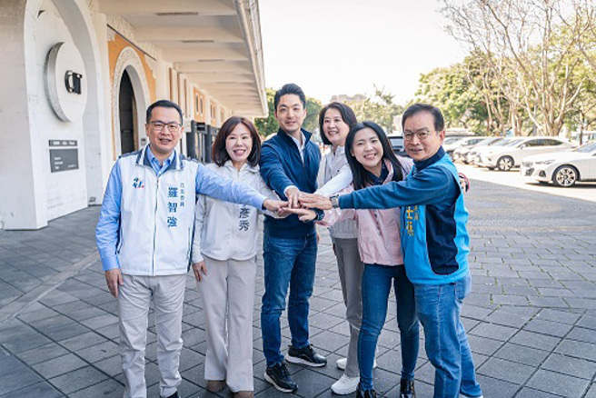 台北市长蒋万安(左三)与国民党立委罗智强(左起)、李彦秀、王鸿薇、徐巧芯、赖士葆等人合体。(摘自徐巧芯脸书)