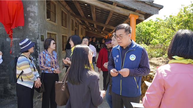 环境部长彭启明专程前往公老坪社区，想了解当地居民集体推动零废弃的意识究竟有多高。（宝智华摄）