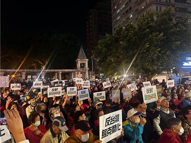 國民黨為反罷免舉辦百場政策說明會，六都第一場22日晚間在新北市登場，湧入千名新北市民參與。（陳薏云攝）