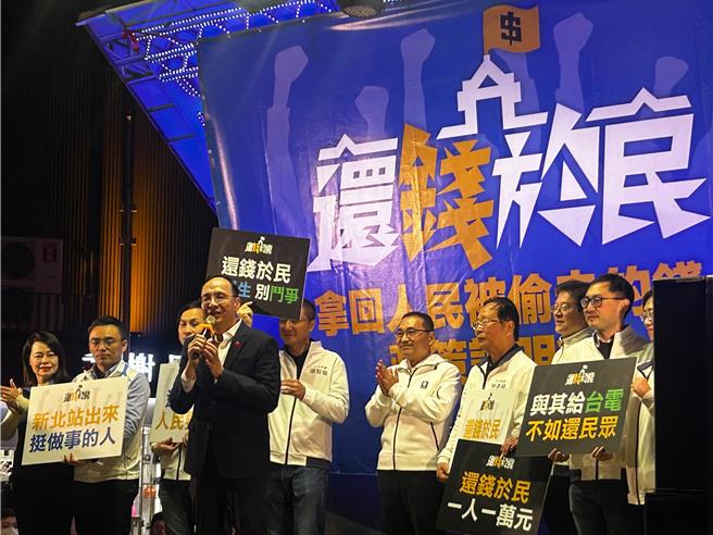 國民黨為反罷免舉辦百場政策說明會，六都第一場22日晚間在新北市登場，湧入千名新北市民參與。國民黨主席朱立倫致詞。（陳薏云攝）