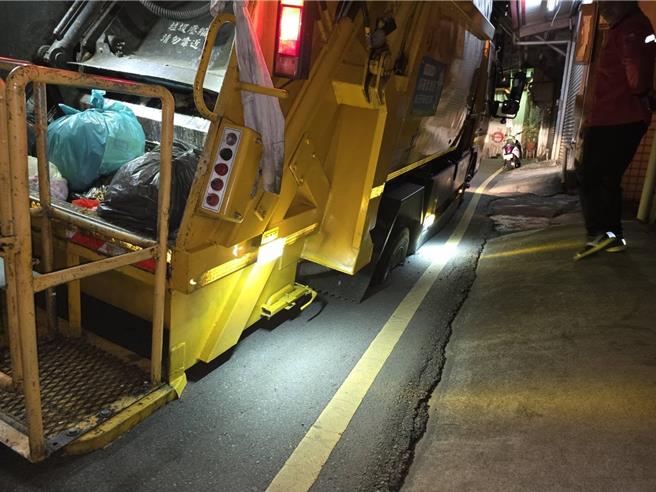 新竹市南大路传出路面塌陷，1辆垃圾车行经550巷时疑因路面下陷，轮胎被卡住动弹不得。（取自徐美惠脸书）