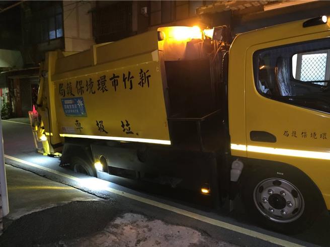 新竹市南大路传出路面塌陷，1辆垃圾车行经550巷时疑因路面下陷，轮胎被卡住动弹不得。（取自徐美惠脸书）