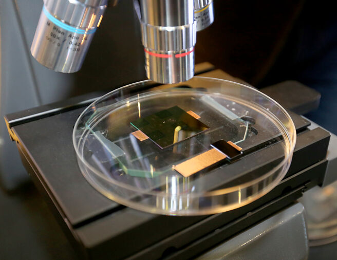 量子电脑成为市场新宠儿，而鸿海、广达和仁宝等台湾电子制造服务（EMS）厂商也积极布局、抢占先机。图为量子晶圆。图／本报资料照片