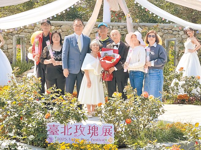 2025台北玫瑰展21日邀請金婚賢伉儷吳文慶、吳蔡富美到場分享。台北市副市長李四川表示，開心所有的有情人都能成為眷屬，自己4月6日也將結婚滿40年。（張珈瑄攝）