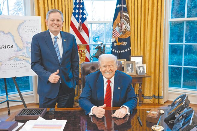 與美國總統川普關係密切的蒙大拿州共和黨參議員戴恩斯（Steve Daines，左）21日訪中。（摘自戴恩斯社群媒體X）