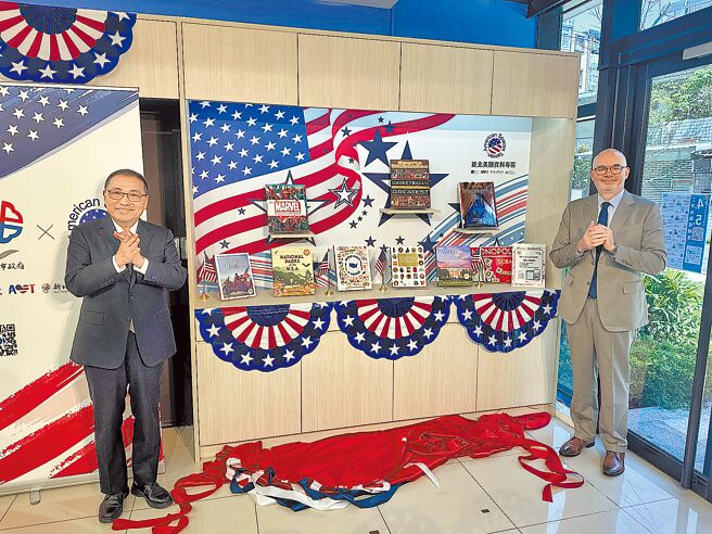 新北市首座「美國資料專區」21日由新北市長侯友宜（左）及美國在台協會處長谷立言（右）共同揭幕啟用，美國資料專區提供美國社會、文化、歷史、地理、經典文學及趣味故事等書籍及多樣英語學習資源。（高鈞麟攝）