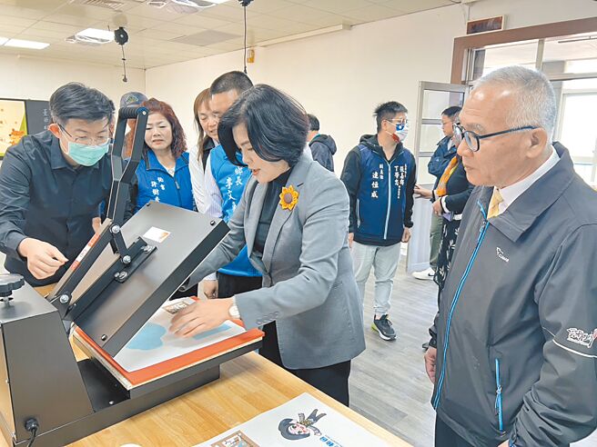 雲林縣府自籌經費在台西國中成立台西自造科技中心，21日啟用，縣長張麗善（中）視察先進設備。（周麗蘭攝）