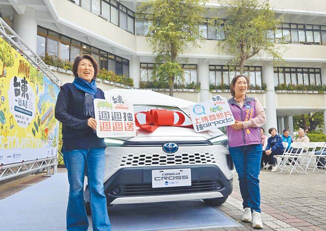 為持續活絡國旅市場，台東縣府21日推出「台東一遊未盡」獎勵措施，台東縣長饒慶鈴（左）表示，4至6月遊台東可抽好禮，最大獎為TOYOTA豪華油電車，與台東縣議長吳秀華（右）合照。（蔡旻妤攝）